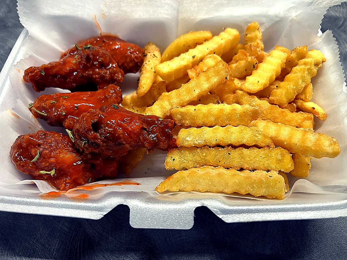 Buffalo wings with crinkle fries
